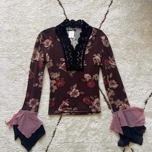Vintage 90er/Y2K Whimsigoth Stricktop mit Blumenmuster | Französische Designerbluse mit Häkelspitze am Kragen und Lagen-Mesh-Glockenärmeln | Romantisches Gothic-Prairie-Top