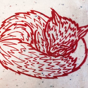 Könnte beinhalten: Rote Illustration eines zusammengerollten Fuchses auf weißem Hintergrund mit kleinen Farbflecken.