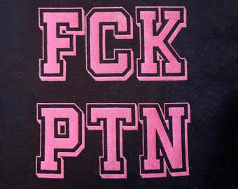 Aufnäher FCK PTN ⎮ Patch gegen Krieg ⎮ Handsiebdruck fck ptn ⎮ Aufnäher politisch schwarz pink ⎮ Patch Antikrieg ⎮ Patch schwarz weiß ⎮