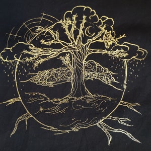 Könnte beinhalten: Eine goldfarbene Illustration eines Baumes mit einem dicken Stamm und Ästen, umgeben von einem Kreis mit einer Wolke und Regentropfen. Der Baum ist vor einem schwarzen Hintergrund dargestellt.