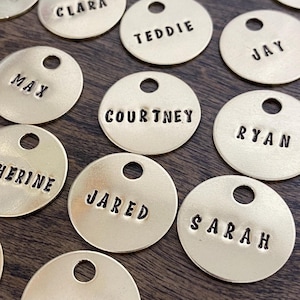 Etiquetas de nome carimbadas à mão - Placas de nome circulares douradas - Chaveiros personalizados personalizados - Etiquete suas coisas