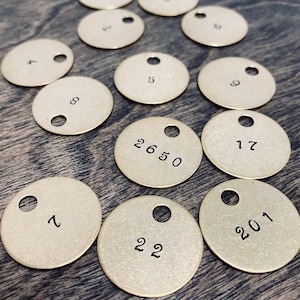 Schlichte Zahl Anpassbares Schlüsselband | Handgestempelte Metall Tags | Beschrifte Deine Schlüssel, Taschen, Schließfach, Sporttasche | Messing Runder Kreis | Minimalistisch