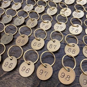Médaillons avec numéros en laiton, numéros 1-5, 1-10, 1-20, 1-50, 1-100, étiquettes de casier, étiquettes de numéros de placard, marqueurs de clés, porte-clés dorés. Estampée à la main