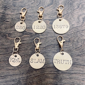 Etiquetas personalizadas com gancho de garra - etiquetas de números e letras em latão dourado - para mochila, bagagem, lancheira, armários, chaveiro, cordão, caixa de correio