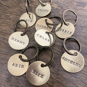 Etiquetas de chaveiro com nome simples - Carimbadas à mão - Latão dourado - Marque seus pertences, mochilas infantis, lancheira