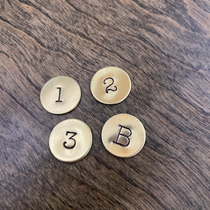 Etiquetas personalizadas con letras o números individuales - Latón redondo de 3/4" sin agujeros - Círculos de color dorado - Estampadas a mano - Botones de elevador, fichas de piezas de juego