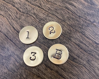 Etiquetas personalizadas de una sola letra/número - Redondas de latón de 19 mm (3/4") sin agujeros - Círculos color oro - Estampadas a mano - Botones de ascensor, fichas de juegos