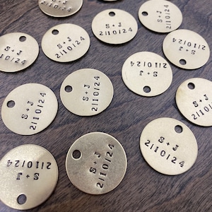 Chaveiros personalizados para lembrancinhas de casamento com data e iniciais do casal | Latão redondo dourado | Metal estampado à mão | Ideia de presente personalizada