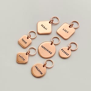 Placas de identificación para mascotas de cobre macizo - Gruesas y de alta calidad - Estampadas a mano - Resistentes y personalizables - Para perros, gatos, cachorros y gatitos, para colgar en el collar.
