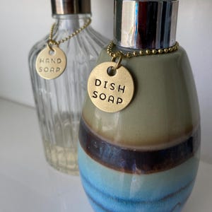 Etichette per dispenser di sapone da 3 pezzi - Set di etichette per bottiglie di sapone, piatti e lozione - Ottone o alluminio stampati a mano - Organizzazione per bagno degli ospiti + cucina