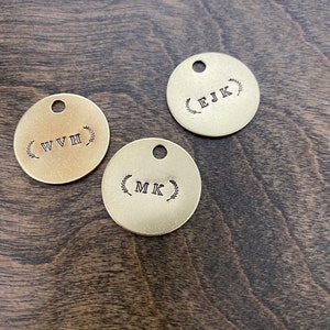 Chaveiro com iniciais personalizadas - Etiquetas para chaves em formato de círculo de latão dourado - Emolduradas em uma folha de oliveira decorativa - Complemento de presente simples