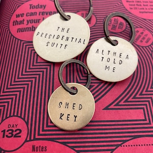 Chaveiros martelados à mão - PERSONALIZADOS - Chaveiros com letras de bandas favoritas - Citações, palavras de sabedoria, provérbios, datas - LATÃO - Etiquete qualquer coisa