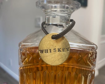 Etiquettes pour bouteilles d'alcool en laiton - Laiton doré estampé à la main sur cuir - Etiquettes pour carafes - Marqueurs d'identification de bar à spiritueux personnalisés - Etiquettes pour robinet