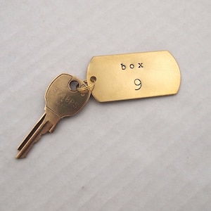 Kundenspezifische Box Mailbox Nummer # Handgestempelte Metall Schlüsselbund Tags Messing oder Aluminium Hundemarke PO Box