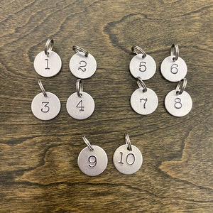 Zahlen 1-10 Mini-Schlüsselanhänger, 10er-Set Zahlenetiketten, runder Kreis, handgestempeltes Aluminiummetall, beschriften Sie Ihre Schlüssel, Kisten und andere Gegenstände