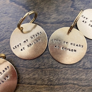 Etiquetas de Chave Personalizadas - Personalize seu Chaveiro - Latão 100% Estampado à Mão - Organize Qualquer Coisa - Chaveiros Dourados - Fonte em Bloco Pequeno