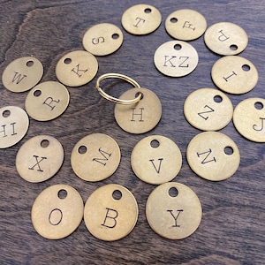 Etiquetas con iniciales personalizadas - Etiquetas grandes con letras - Monedas del alfabeto estampadas a mano - Llavero de latón dorado - Taquilla, equipaje, llaves