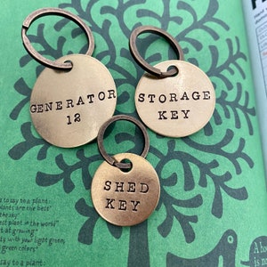 Chaveiros de latão feitos à mão - Seu texto personalizado - Marque suas chaves e pertences - Etiquete qualquer coisa - Chaveiros dourados - Fonte para máquina de escrever