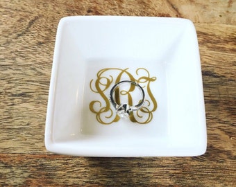 Personalized Ring Dish // Ring holder // Wedding Gift // Engagement Gift // Jewelry dish // jewelry holder // trinket dish // wedding ring