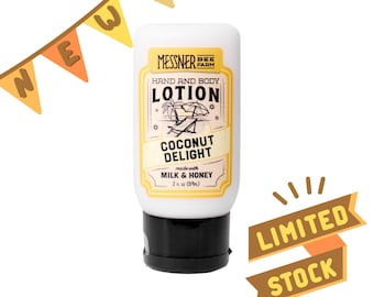 Op de afbeelding: Een witte hand- en bodylotionfles met een zwarte dop. Het etiket luidt "Coconut Delight" en "Milk & Honey". De fles is 59 ml. Een banner leest "NIEUW!" en een andere "BEPERKTE VOORRAAD".