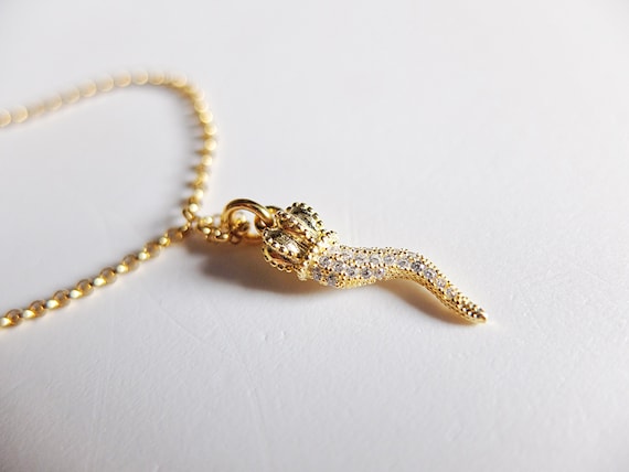 Collana di perle giapponesi con chiusura in oro diamanti e smeraldi | Casa d'Aste Arcadia