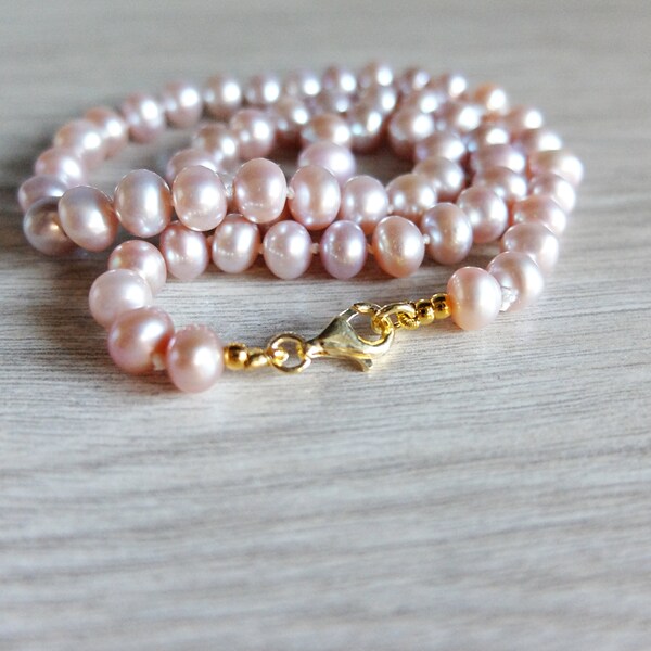 Collier simple de perles roses avec fermoir plaqué or