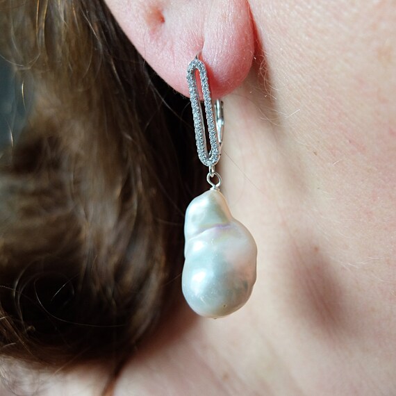 Boucles D'oreilles Vintage à Crochet Avec Pampille Et Perle Blanche Baroque - Modèle 747
