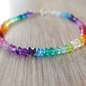 Bracelet dégradé arc-en-ciel orné de pierres semi-précieuses