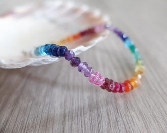 Armband met kleurschakeringen en halfedelstenen.