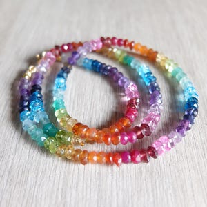 Collar arcoíris con múltiples piedras preciosas y cierre chapado en oro.
