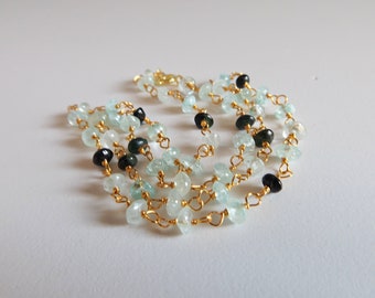 Collar con piedras aguamarinas y turmalina negra montado con alambre bañado en oro y cierre bañado en oro, gargantilla aguamarina con piedras negras