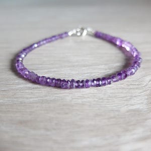 Zartes minimalistisches lila Amethyst Armband