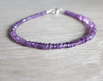 Delicada pulsera minimalista con amatista morada