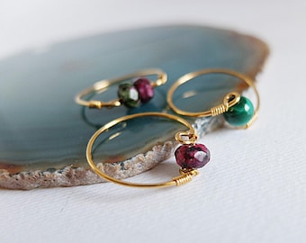 Vergoldete Ringe mit Natursteinen, handgefasst, minimalistischer Ring mit Rohrubin in Zoisit, Malachit, Minimalsteinringe