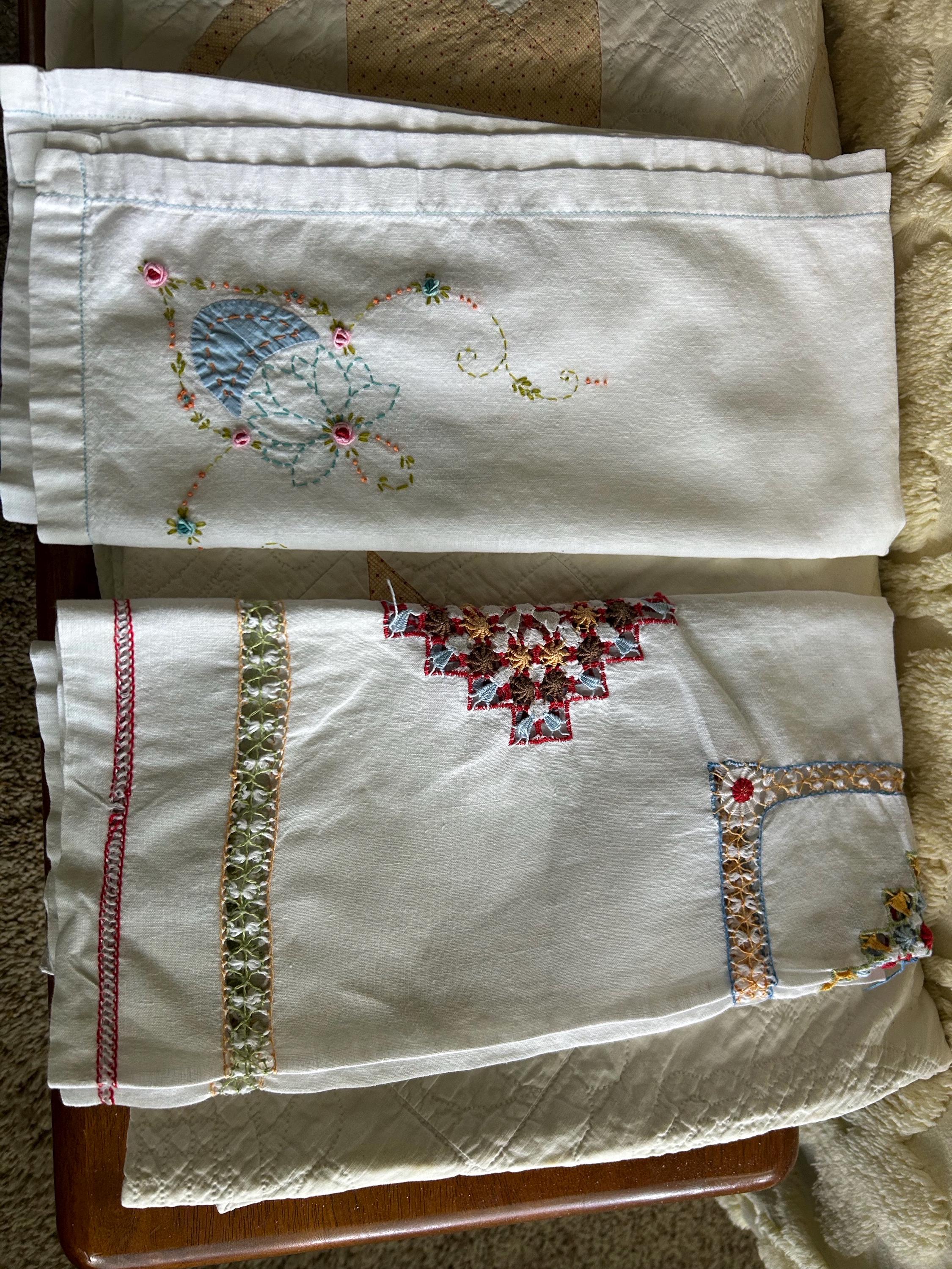 刺繍と裁縫が施された小さなヴィンテージテーブルクロス2枚 - Etsy 日本