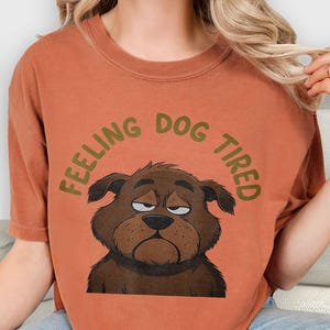 Camiseta "Cansado" - Divertida camiseta con estampado de perro soñoliento para amantes de las mascotas, humor perezoso, caricatura sarcástica de perro.
