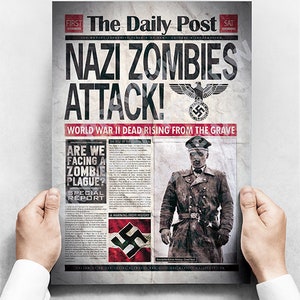 Puede incluir: Un periódico con el titular "NAZI ZOMBIES ATTACK!" y el subtítulo "WORLD WAR II DEAD RISING FROM THE GRAVE." La imagen presenta un zombi con uniforme militar y un símbolo nazi. El periódico es sostenido por manos.