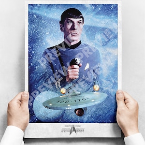 Peut inclure: Une affiche Star Trek bleue et blanche représentant le Capitaine Kirk tenant un phaser avec l'USS Enterprise NCC-1701 en arrière-plan. L'affiche a un fond spatial bleu et blanc avec des étoiles et un texte bleu et blanc qui dit "Destination Star Trek".