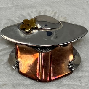 Puede incluir: Juego de tres tazas de cerámica con acabado mate moteado. Las tazas son de color crema, gris claro y gris oscuro. Cada taza tiene un diseño simple y minimalista y un asa redondeada. Para café o té.