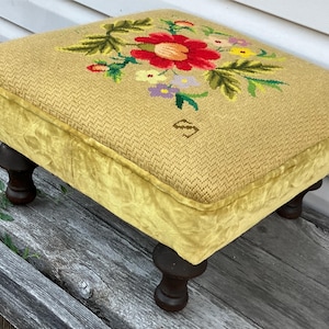 ヴィンテージ 16x16x10 ニードルポイント フットスツール タペストリー 木製ベース 古い木製 花柄 ハンドメイド オットマン