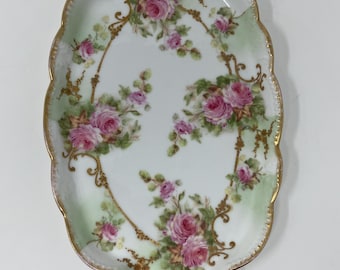 Antyczny talerz Limoges 11x7 malowany ręcznie, kwiaty, dzikie róże, różowy, żółty, zielony, złoty, złocony, z falbanką, Francja