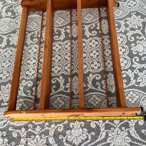 Puede incluir: Una estanter&iacute;a de madera con tres compartimentos. La estanter&iacute;a est&aacute; hecha de madera natural y tiene un aspecto r&uacute;stico.