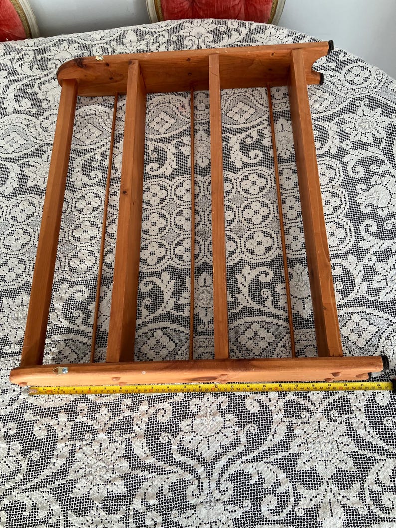 Puede incluir: Una estanter&iacute;a de madera con tres compartimentos. La estanter&iacute;a est&aacute; hecha de madera natural y tiene un aspecto r&uacute;stico.