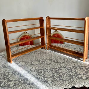 Puede incluir: Dos estantes de pared de madera con tres niveles cada uno. Los estantes est&aacute;n hechos de madera natural y tienen un aspecto r&uacute;stico. Son perfectos para exhibir objetos peque&ntilde;os u organizar una cocina.