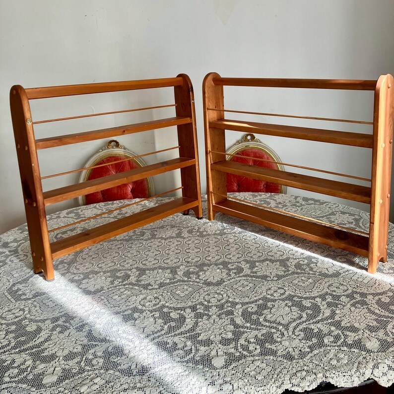 Puede incluir: Dos estantes de pared de madera con tres niveles cada uno. Los estantes est&aacute;n hechos de madera natural y tienen un aspecto r&uacute;stico. Son perfectos para exhibir objetos peque&ntilde;os u organizar una cocina.