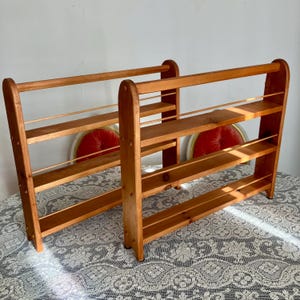 Puede incluir: Dos estantes para especias de madera con tres estantes cada uno. Los estantes est&aacute;n hechos de madera natural y tienen un aspecto r&uacute;stico.