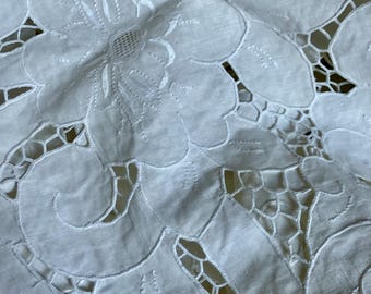 Vintage 102”x67” Hand Embroidered Cutwork Tablecloth Napkins