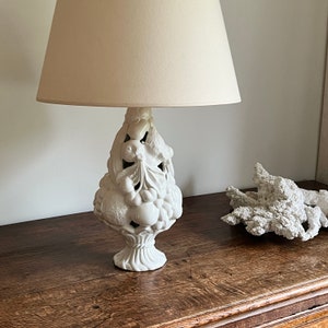 lampe de table vintage en céramique italienne, lampe corbeille de fruits blanche, lampe topiaire du milieu du siècle