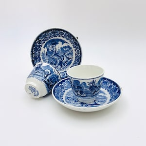 Peut inclure: Un ensemble de tasse et soucoupe en porcelaine bleu et blanc avec un motif de scène de chasse. La tasse et la soucoupe présentent un motif floral bleu et blanc.