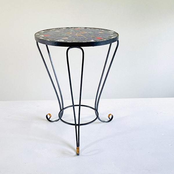 Élégante table d'appoint en fer forgé Français avec dessus en carreaux de mosaïque, table végétale du milieu du siècle